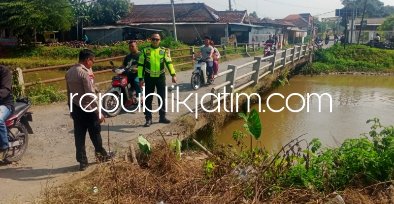 TKP - Sejumlah petugas Satuan Lantas, Polresta Sidoarjo menggelar olah TKP kecelakaan tunggal pengendara motor Kawasaki KLX di jembatan JL Raya Tarik Kidul, Desa/Kecamatan Tarik, Sidoarjo tepat di utara Long Storage, Minggu (28/04/2024).