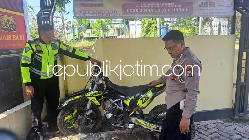MOTOR - Petugas baru menemukan motor Kawasaki KLX yang dikendarai Muhammad Iqbal Firmansyah (24) warga JL Hang Tuah RT 18/06, Kelurahan Sidoklumpuk, Kecamatan/Kabupaten Sidoarjo yang terjebur di sungai Desa/Kecamatan Tarik, Sidoarjo, Minggu (28/04/2024).