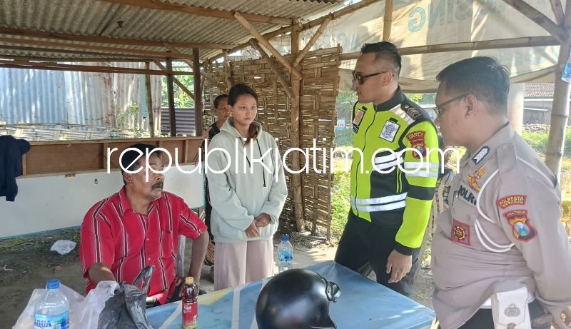 ISTRI KORBAN - Rias Ayu Febriani (18) warga Magersari, Mojokerto (tengah) tampak sedih menunggu proses pencarian suaminya Muhammad Iqbal Firmansyah (24) yang terjatuh di Sungai Desa/Kecamatan Tarik, Sidoarjo Minggu (28/04/2024). 