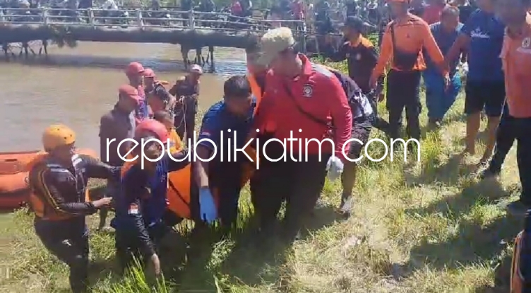 DITEMUKAN - Korban tenggelam di Sungai Desa/Kecamatan Tarik, Sidoarjo Muhammad Iqbal Firmansyah (24) warga Kelurahan Sidoklumpuk, Kecamatan/Kabupaten Sidoarjo ditemukan petugas gabungan yang mencarinya, Minggu (28/04/2024).