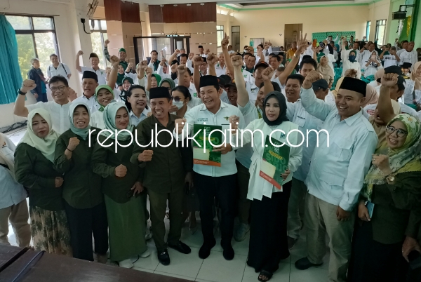 PASANGAN - Ketua DPC PKB Sidoarjo, Subandi mendaftarkan diri melalui PKB untuk menjadi Bakal Calon Bupati (Bacabup) didampingi anggota Fraksi Partai Gerindra Mimik Idayana yang mendaftar sebagai Bakal Calon Wakil Bupati (Bacawabup), Senin (29/04/2024).