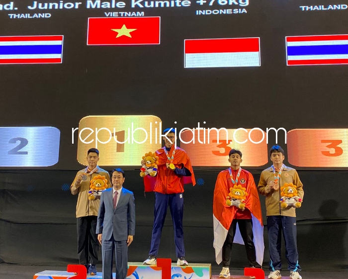 PERUNGGU - Prestasi membanggakan ditorehkan atlet karate Variel Alexandro siswa SMAN 4 Sidoarjo saat mewakili Indonesia di Seakaf (Kejuruan Karate Asean) di Bangkok, Thailand menyabet Medali Perunggu usai dikalahkan atlet tuan rumah, Minggu (28/04/2024).