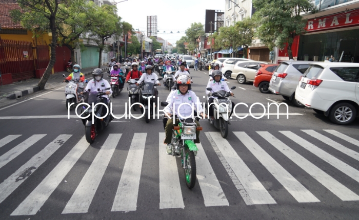 BERMOTOR - Ketua DPRD Sidoarjo, H Usman M Kes mendaftar Bacabup ke Desk Pilkada DPC PKB Sidoarjo dengan mengendarai sepeda Motor Honda Win 100 warna hijau sembari membonceng istrinya diikuti ratusan pendukungnya, Senin (29/04/2024).