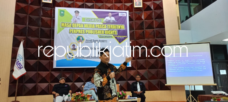 DISKUSI - Wartawan Senior dan Praktisi Pers Wina Armada Sukardi memaparkan materi diskusi bertajuk Masa Depan Media Pasca Terbitnya Perpres Publisher Rights yang digelar SMSI di Auditorium H Ismail Suko Provinsi Riau, Pekanbaru, Senin (29/04/2024).