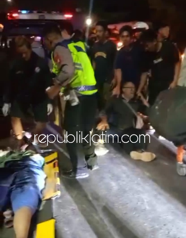EVAKUASI - Sejumlah petugas mengevakuasi korban kecelakaan di JL Raya Surabaya - Mojokerto, Desa Trosobo, Kecamatan Taman, Sidoarjo untuk dibawa ke rumah sakit terdekat, Selasa (30/04/10/1/2024) malam.