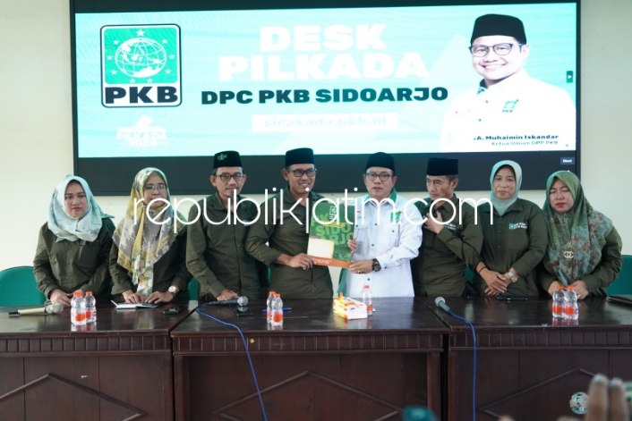 DAFTAR - Sekretaris Desk Pilkada DPC PKB Sidoarjo, M Syihabuddin saat menerima pendaftaran Bacabup dan Bacawabup Senin, (28/04/2024) kemarin.