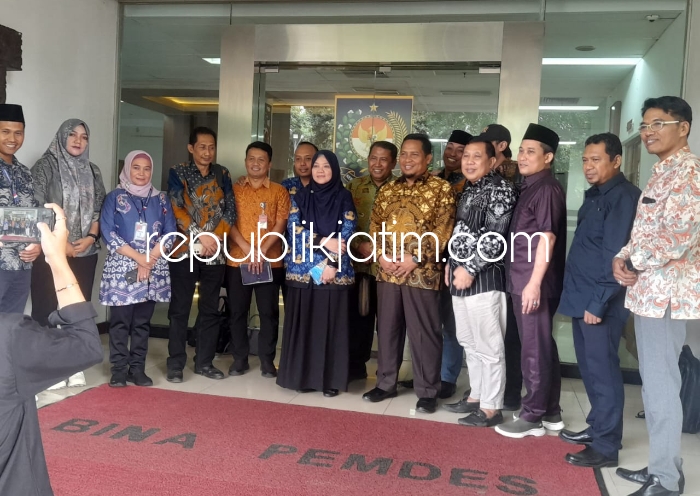 KONSULTASI - Rombongan Pemkab Sidoarjo terdiri Kepala Dinas PMD Mulyawan, Asisten I (Administrasi Pemerintahan dan Kesra) M Ainur Rochman, anggota Komisi A DPRD serta pengurus FKKD berkonsultasi ke Kemendagri, Kamis (02/05/2024).