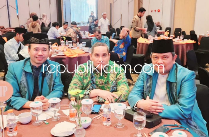 LARANGAN - Direktur Bina Umrah dan Haji Khusus Dijen PHU Kemenag RI, Dr Jaja Jaelani menjelaskan larangan Umrah dan Haji mandiri di acara halal bihalal Forum Komunikasi Pengusaha Travel Umrah dan Haji (FK Patuh) di Hotel Deka Surabaya, Jumat (03/05/2024).