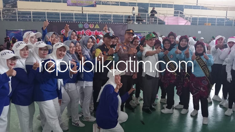 PEMBUKAAN - Terobosan dilakukan Pengurus Persatuan Drum Band Indonesia (PDBI) Sidoarjo dalam menggelar Kejurkab Drum Band 2024 di GOR Serba Guna Sidoarjo dengan kehadiran emak-emak, Minggu (05/05/2024).