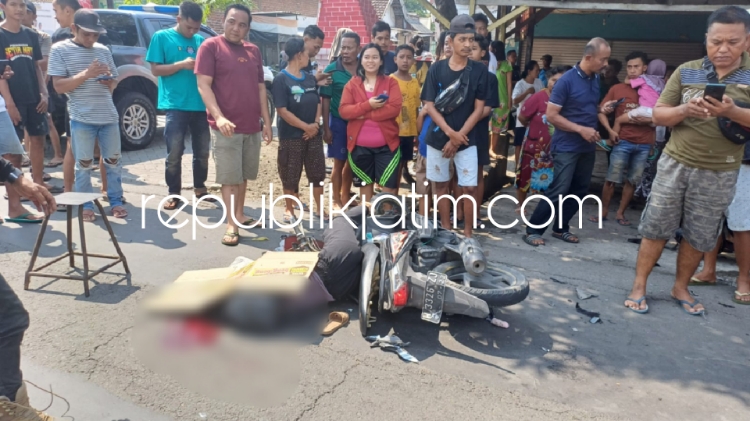 EVAKUASI - Tabrakan antara motor Yamaha RX King dan Honda Beat di JL Raya Pejangkungan, Kecamatan Prambon, Sidoarjo menyebabkan seorang siswi SMP meninggal dunia dan seorang pemuda terluka berat, Minggu (05/05/2024).