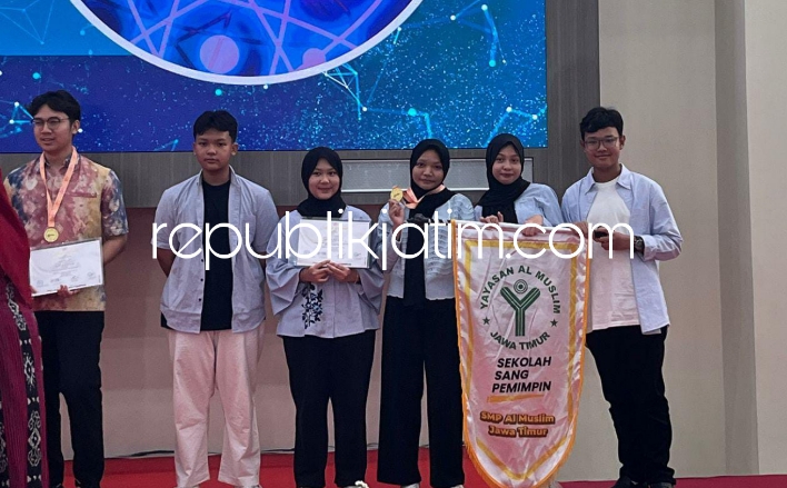 BORONG - Siswa SMP Al Muslim meraih prestasi tingkat internasional di ajang kompetisi Indonesia International Invention Expo (IIIEX 2024) yang digelar Indonesia Young Scientist Association (IYSA) dan Politeknik Negeri Semarang dengan memborong medali.