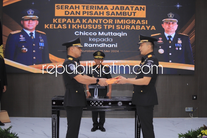 SERTIJAB - Kantor Kelas I TPI Khusus Surabaya resmi punya pimpinan baru usai pejabat lama Chicco A Muttaqin menyerahkan tugas, wewenang dan tanggungjawabnya kepada Ramadhani di Aula Kantor Imigrasi, JL Juanda, Sidoarjo, Senin (06/05/2024).