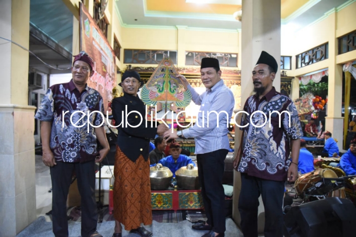 RUWAH DESA - Wabup Sidoarjo, Subandi menghadiri Ruwah Desa Sambungrejo Kecamatan Sukodono, Sidoarjo yang diramaikan dengan menggelar pagelaran wayang kulit di balai desa setempat, Minggu (05/05/2024) malam.