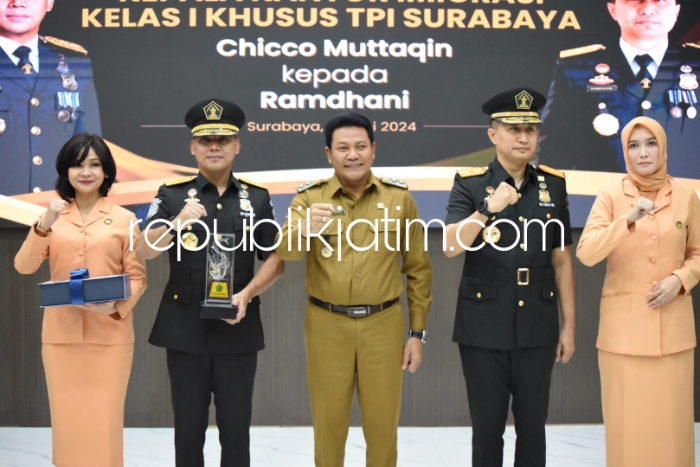 UCAPAN - Wabup Sidoarjo Subandi mengucapkan terima kasih kepada Kantor Imigrasi Kelas I Khusus TPI Surabaya atas sinergi pelayanan di MPP saat Sertijab dan Pisah Sambut Kepala Kantor Imigrasi Khusus TPI Surabaya di JL Raya Juanda, Senin (06/05/2024).