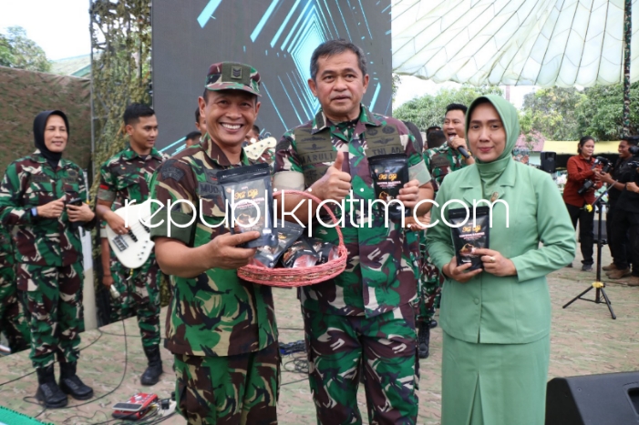 KOPI - Kepala Staf Angkatan Darat (KASAD) Jenderal Maruli Simanjuntak beserta Ketua Umum Persit Kartika Chandra Kirana merasakan kelezatan kopi Babinsa yang dihasilkan anggota Kodim 0816 Sidoarjo saat ke stan UMKM Kodim 0816 Sidoarjo, Senin (06/05/2024).