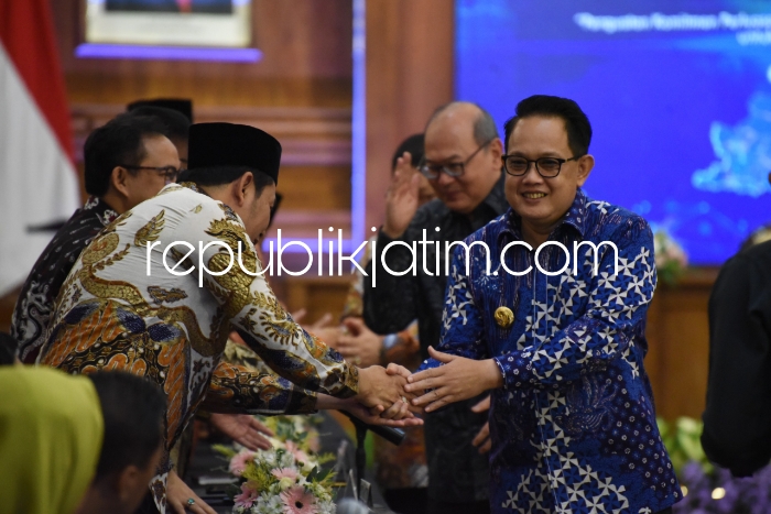 HADIRI - Wabup Sidoarjo, Subandi menghadiri acara Pemprov Jawa Timur (Jatim) bersama Bank Indonesia (HI) menyelenggarakan High Level Meeting (HLM). Kegiatan ini, tujuan memperluas digitalisasi di wilayah itu di Gedung Negara Grahadi, Selasa (07/05/ 2024).
