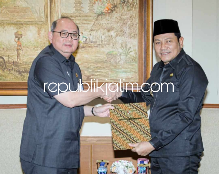 PLT - Wabup Sidoarjo, Subandi ditunjuk sebagai Pelaksana Tugas (Plt) Bupati Sidoarjo oleh Penjabat (Pj) Sekretaris Daerah Provinsi (Sekdaprov) Jawa Timur, Bobby Soemiarsono di Kantor Gubernur Jatim, Rabu (08/05/2024).