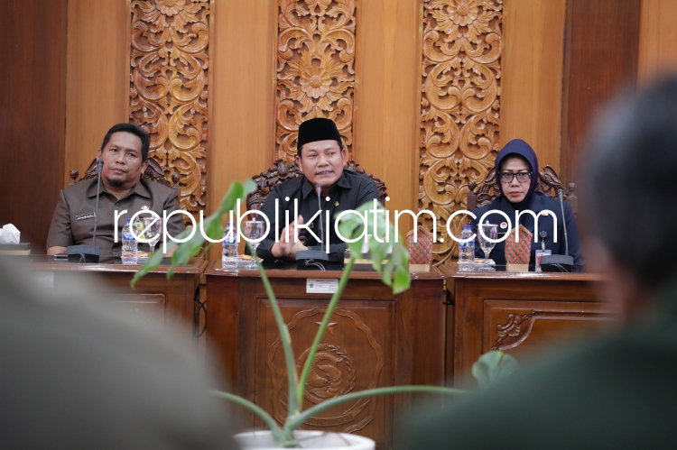 KOORDINASI - Plt Bupati Sidoarjo, Subandi memimpin rapat koordinasi pasca dilantik sebagai Plt Bupati Sidoarjo di Ruang Opsroom, Kantor Bupati Sidoarjo, Rabu (08/05/2024). 