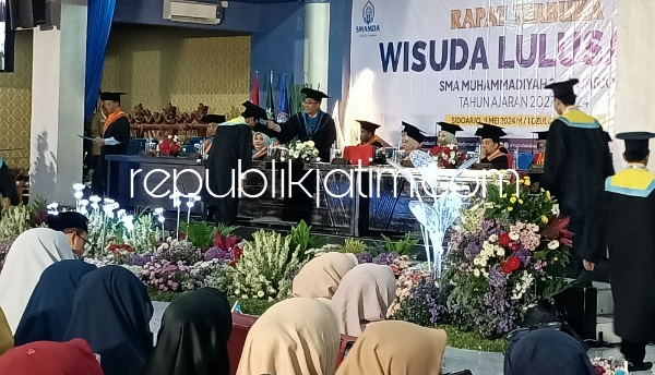 WISUDA - Kepala SMA Muhammadiyah 2 (Smamda) Sidoarjo, Muhammad Zainul Arifin mewisuda 358 siswa dan siswi kelas 12 Smamda Sidoarjo di Auditorium AR Fachruddin, Kamis (09/05/2024).
