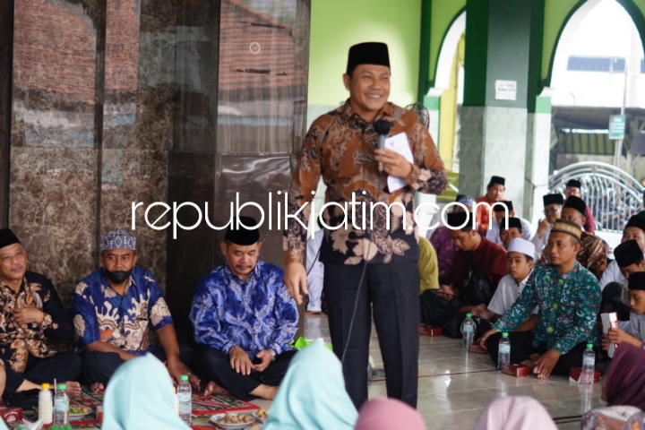 HALAL BIHALAL - Plt Sidoarjo Subandi bersilaturahmi dengan anggota Forum Komunikasi Pendidikan Al Qur'an Indonesia (FKPQI) Sidoarjo dalam acara Halal Bihalal yang digelar di Masjid Kauman, Kecamatan Taman, Sidoarjo, Kamis (09/05/2024). 