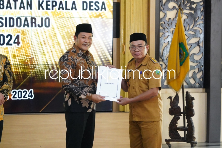 SERAHKAN - Plt Bupati Sidoarjo, Subandi menyerahkan Surat Keputusan (SK) penambahan masa jabatan Kepala Desa (Kades) yang akan berakhir masa jabatannya sesuai rekomendasi Kemendagri di Pendopo Delta Wibawa, Kamis (09/05/2024). 