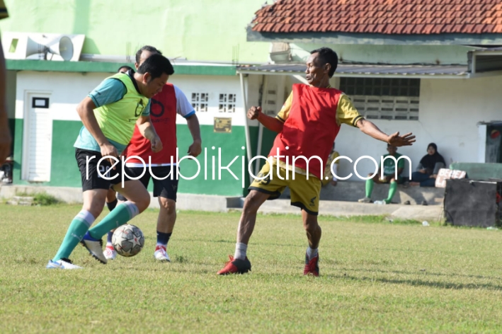 LAGA - Plt Bupati Sidoarjo Subandi yang juga turut berpartisipasi dalam laga sepakbola antar Kades yang digelar di Lapangan Sepakbola Pesawad Desa Wedoro, Kecamatan Waru, Sidoarjo, Jum'at (10/05/2024). 