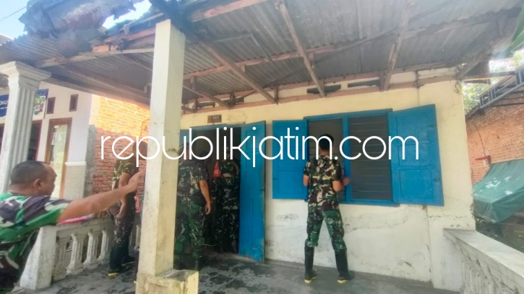 REHAB - Kondisi rumah Ny Karsiati warga RT 14 RW 03 Dusun Kedungsari, Desa Penambangan Kecamatan Balongbendo yang mulai direhab pada misi TMMD ke 120 dari Kodim 0816 Sidoarjo, Jumat (10/05/2024) kemarin.