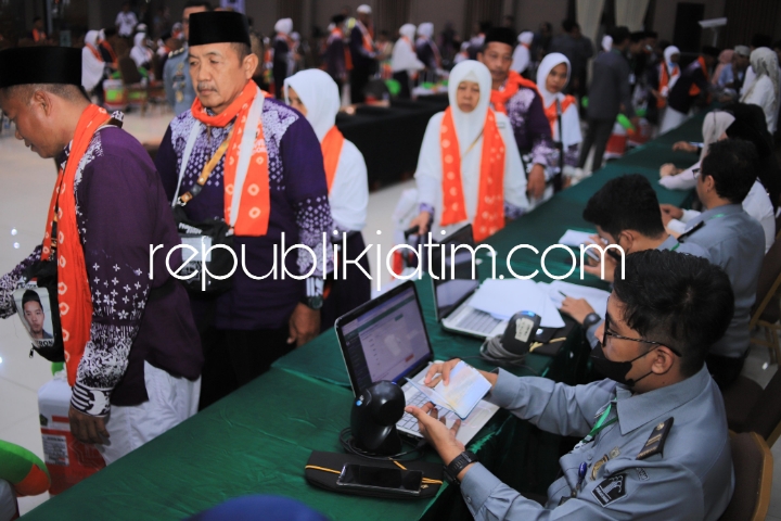 SIAGA - Kanwil Kemenkumham Jatim secara khusus menyiagakan 60 petugas untuk pelayanan Calon Jamaah Haji (CJH) Embarkasi / Debarkasi Surabaya Tahun 2024 untuk melakukan proses clearance paspor di Asrama Haji Sukolilo Surabaya, Sabtu (11/05/2024).