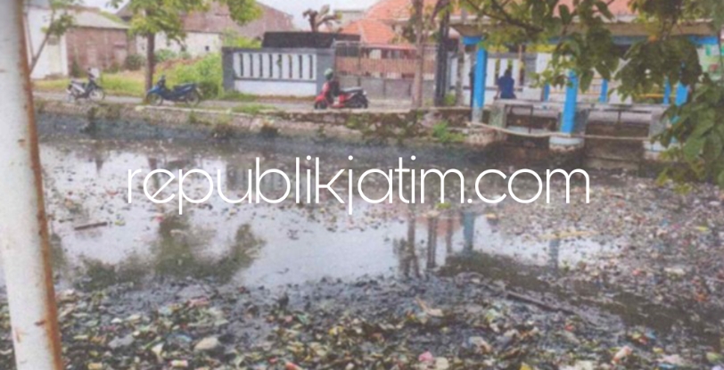 SAMPAH - Dirut Perumda Delta Tirta Sidoarjo Dwi Hary Soeryadi memberi sejumlah solusi mengatasi masalah air keruh yang dikeluhkan pelanggan PDAM Sidoarjo diantaranya evaluasi SOP buka tutup pintu air sungai dan optimalisasi pembersihan sampah berkala.