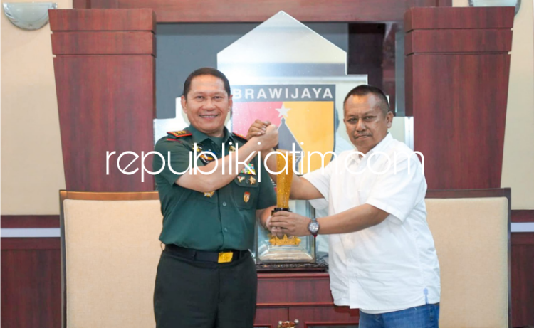 PENGHARGAAN - Pangdam V/Brawijaya, Mayjen TNI Rafael Granada Baay menerima penghargaan Prapanca Award dari PWI Jatim yang diserahkan Ketua PWI Jatim Lutfil Hakim di ruang kerjanya, Senin (13/05/2024). 