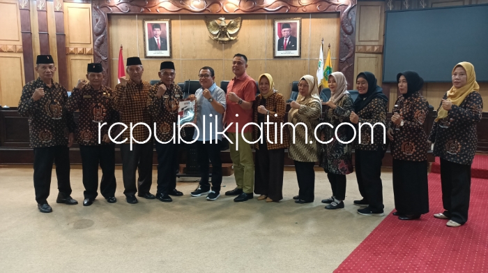 DIALOG - Ketua DPRD Sidoarjo, H Usman M Kes didampingi Wakil Ketua Kayan SH menerima rombongan pengurus Dewan Harian Cabang (DHC) Badan Pembudayaan Kejuangan 45 Sidoarjo di ruang Paripurna DPRD Sidoarjo, Selasa (14/05/2024). 
