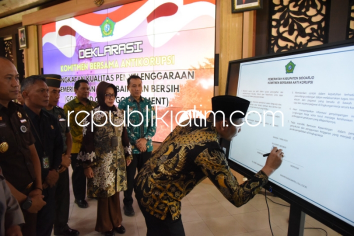 ANTI - Komitmen bersama untuk menggaungkan antikorupsi dideklarasikan Plt Bupati Sidoarjo, Subandi bersama seluruh kepala Organisasi Perangkat Daerah (OPD) di lingkungan Pemkab Sidoarjo di Pendopo Delta Wibawa, Selasa (14/05/2024). 