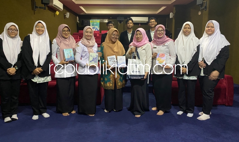 SERAHKAN - Siswa dan siswi SMA Al Muslim menyerahkan buku karya siswa dan guru ke Dinas Perpustakaan Pemkab Sidoarjo dalam rangka memperingati Hari Buku Nasional yang jatuh tanggal 17 Mei 2024, Rabu (15/05/2024).
