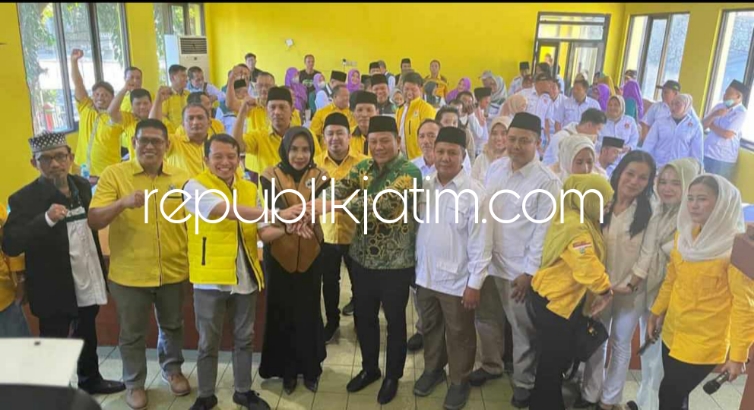DUKUNGAN - Bacabup Sidoarjo PKB, H Subandi dan Bacawabup Hj Mimik Idayana silaturrahmi politik ke kantor DPD Partai Golkar Kabupaten Sidoarjo disambut pengurus Partai Golkar, Kamis (16/05/2024) sore.
