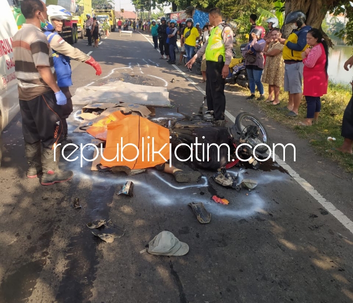 EVAKUASI - Petugas Satuan Lantas, Polresta Sidoarjo mengevakuasi korban kecelakaan pengendara sepeda motor Yamaha Alfa bernopol L 2420 ZV Hario Raharjo (46) warga Semolowaru Utara, Kecamatan Sukolilo, Kota Surabaya di TKP, Jumat (17/05/2024). 