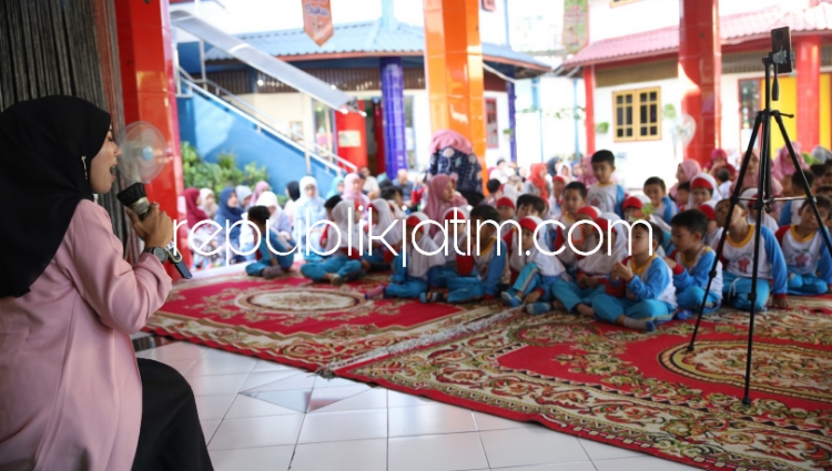 HARBUKNAS - Siswa dan orang tua berkumpul di halaman KB - TK Al Muslim dalam rangka memperingati Hari Buku Nasional dalam membangkitkan minat baca dan menulis (literasi) yang gencar-gencarnya dikampanyekan di Kurikulum Merdeka, Jumat (17/05/2024).