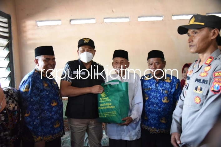KUNJUNGI - Plt Bupati Sidoarjo Subandi mengunjungi rumah Mbah Duladi yang tinggal bersama putrinya di Desa Plaosan, Kecamatan Wonoayu, Sidoaryj, Jumat (17/05/2024).