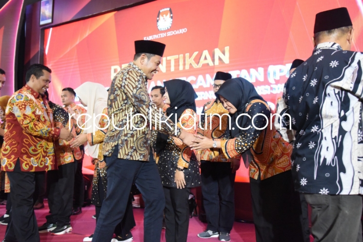 LANTIK - Ketua KPU Kabupaten Sidoarjo, Mukhamad Iskak melantik 90 anggota PPK Kabupaten Sidoarjo di Hotel Luminor Sidoarjo, Kamis (16/05/2024) malam. 