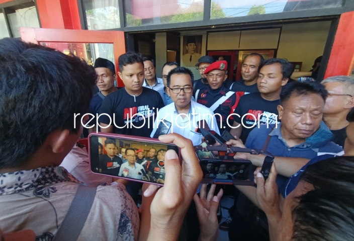 DAFTAR - Pengacara kondang M Sholeh mendaftar Bacabup ke kantor DPC PDI Perjuangan di DPC PDI Perjuangan di Desa Jati, Kecamatan Sidoarjo, Jumat (17/05/2024) sore.