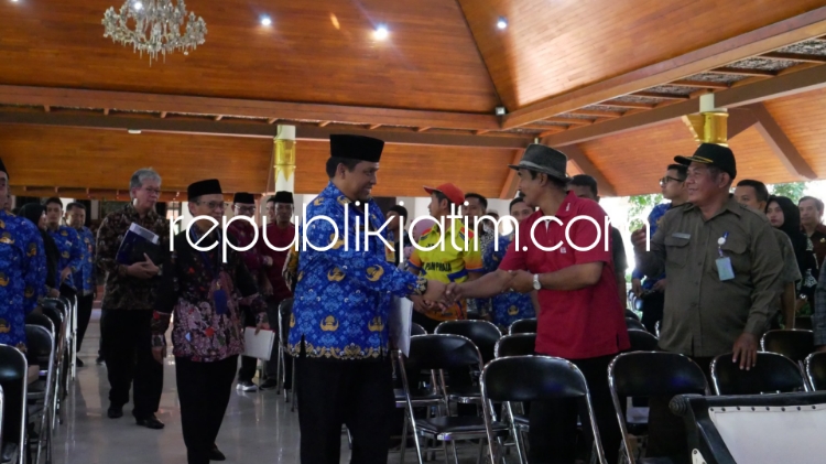BUKA - Asisten Tata Pemerintahan dan Kesra Setda Pemkab Sidoarjo, M Ainur Rahman membuka acara Workshop Evaluasi Pengelolaan Keuangan dan Pembangunan Desa Tahun 2024 di Pendopo Delta Wibawa, Sidoarjo, Jumat (17/05/2024).