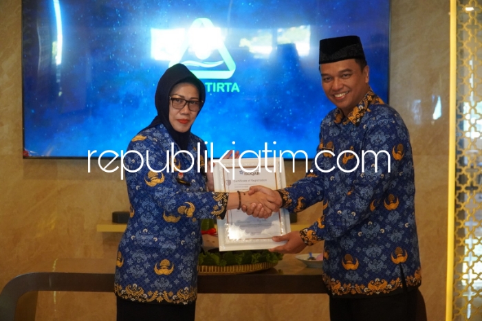 RAIH ISO - Direktur Utama Perumda Delta Tirta Sidoarjo Dwi Hary Soeryadi menerima Sertifikat ISO 9001:2015 yang secara seremonial diserahkan Ketua Dewas sekaligus sebagai Sekda Pemkab Sidoarjo Dr Fenny Apridawati, Jumat (17/05/2024).
