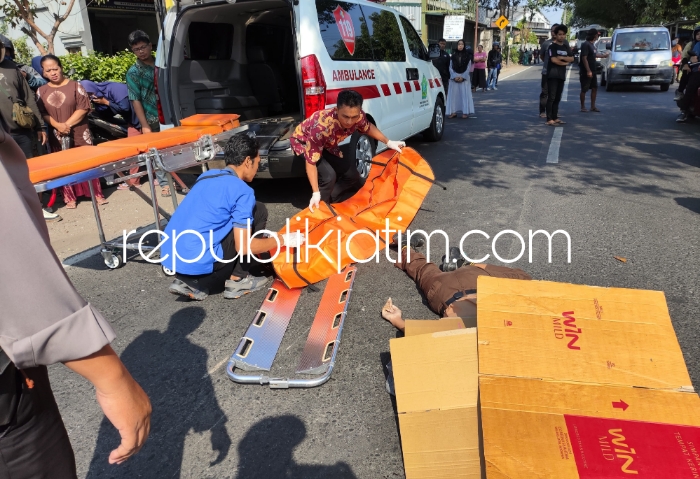 EVAKUASI - Sejumlah petugas mengevakuasi korban kecelakaan Daffa Ariska Putra (17) pelajar asal Desa Lengkong, Kabupaten Mojokerto yang tewas di JL Raya Desa Simoangin-angin, Kecamatan Wonoayu, Sidoarjo, Sabtu (18/05/2024).