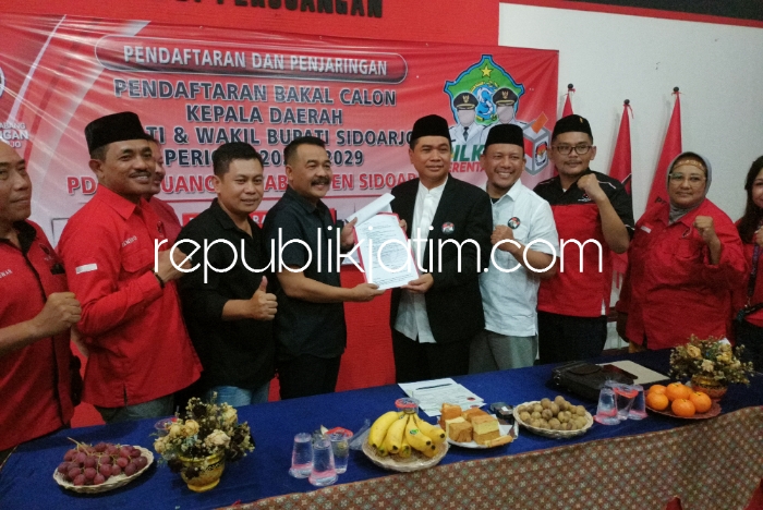 BERKAS - Bacabup Sidoarjo, Sugiono mengembalikan formulir pendaftaran ke kantor DPC PDI Perjuangan Sidoarjo diterima Ketua DPC PDI Perjuangan, Sumi Harsono dan tim penjaringan, Minggu (19/05/2024). 
