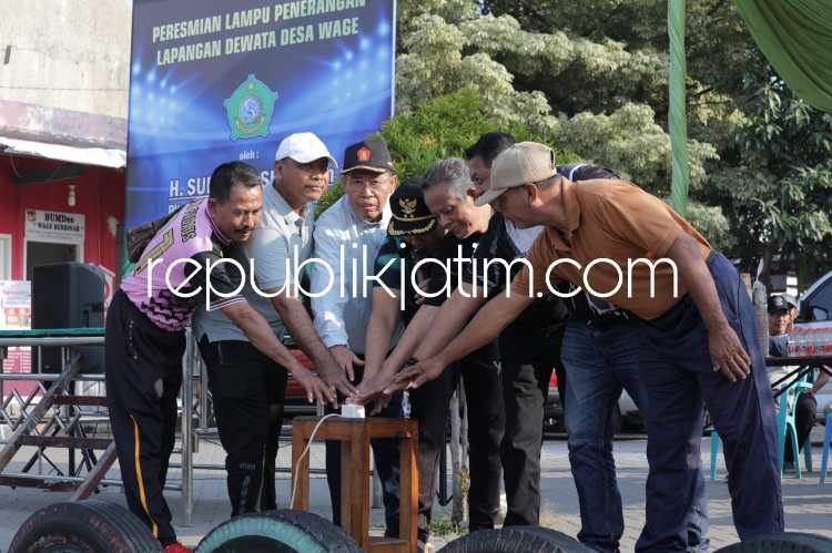 RESMIKAN - Plt Bupati Sidoarjo, Subandi meresmikan lampu Penerangan Jalan Umum (PJU) di lapangan sepak bola Desa Wage, Kecamatan Taman, Sidoarjo, Minggu (19/05/2024). 