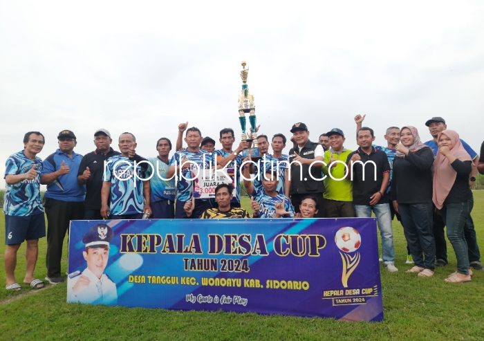 TUTUP - Plt Bupati Sidoarjo, Subandi berkesempatan menutup Turnamen Kades Cup 2 Wonoayu, di Lapangan Desa Tanggul, Kecamatan Wonoayu, Sidoarjo, Minggu (19/05/2024) sore. 