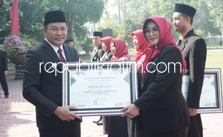 PENGHARGAAN - Plt Bupati Sidoarjo, Subandi memimpin upacara peringatan Hardiknas dan Harkitnas Kabupaten Sidoarjo sekaligus menyerahkan berbagai penghargaan di Alun - Alun Sidoarjo, Senin (20/05/2024).