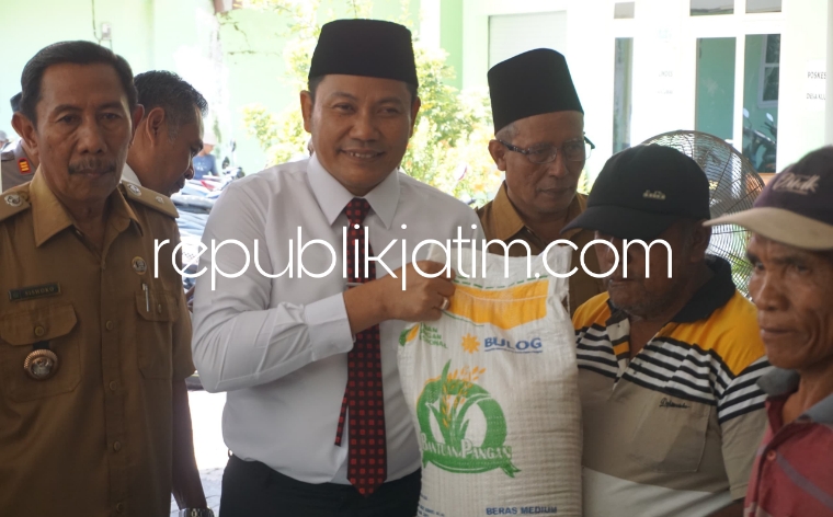 SERAHKAN - Plt Bupati Sidoarjo Subandi menyerahkan bantuan beras 10 kilogram kepada warga tiga desa di Kecamatan Candi, Sidoarjo, Senin (20/05/2024).