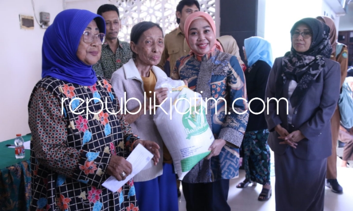 SERAHKAN - Istri Plt Bupati Sidoarjo, dr Sriatun Subandi menyerahkan bantuan beras 10 kilogram per KPM di Kecamatan Waru dan Kecamatan Sedati, Senin (20/05/2024).