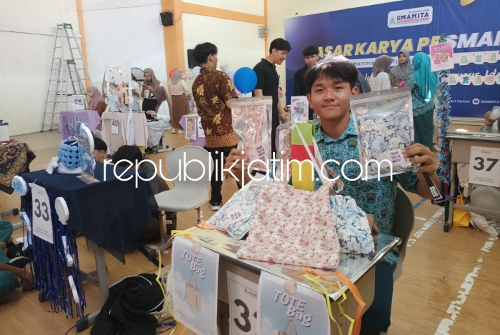 PASAR KARYA - Siswa dan siswi SMA Muhamadiyah I Taman (Smamita) Sidoarjo dilatih menjadi enterpreneur (pengusaha) dengan berjualan hasil karya mereka dalam kegiatan bertajuk Pasar Karya Siswa 2024 di Aula Smamita, Rabu (22/05/2024).