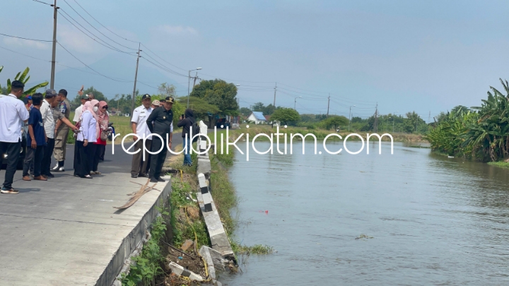 SIDAK - Plt Bupati Sidoarjo, Subandi menggelar sidak plengsengan penahan jalan beton yang ambrol di Desa Kedungbocok, Kecamatan Tarik, Sidoarjo, Rabu (22/05/2024).